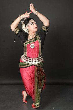 Renkli kostümler içinde Odissi dansı yapan bir kadın. Hint klasik dans formları.