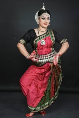 Renkli kostümler içinde Odissi dansı yapan bir kadın. Hint klasik dans formları.