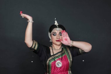 Renkli kostümler içinde Odissi dansı yapan bir kadın. Hint klasik dans formları.