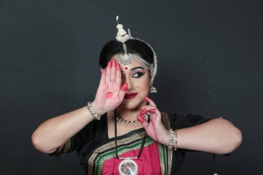 Renkli kostümler içinde Odissi dansı yapan bir kadın. Hint klasik dans formları.