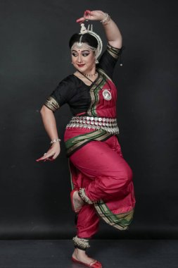 Renkli kostümler içinde Odissi dansı yapan bir kadın. Hint klasik dans formları.