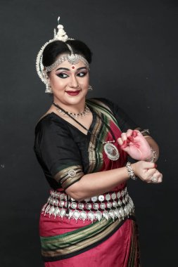 Renkli kostümler içinde Odissi dansı yapan bir kadın. Hint klasik dans formları.