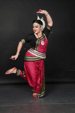 Renkli kostümler içinde Odissi dansı yapan bir kadın. Hint klasik dans formları.