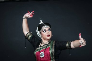 Renkli kostümler içinde Odissi dansı yapan bir kadın. Hint klasik dans formları.