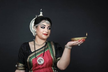 Hint kadın odişu dansçısı Diwali ya da deep avali kutlaması, tapınakta ışık şenliği. Benzin lambasını tutan kadın eller.