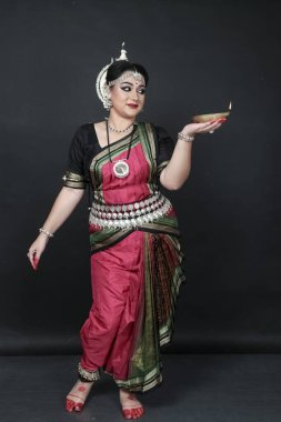 Hint kadın odişu dansçısı Diwali ya da deep avali kutlaması, tapınakta ışık şenliği. Benzin lambasını tutan kadın eller.