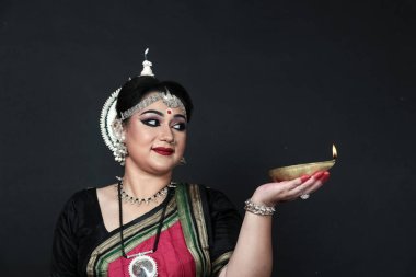 Hint kadın odişu dansçısı Diwali ya da deep avali kutlaması, tapınakta ışık şenliği. Benzin lambasını tutan kadın eller.