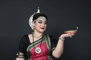 Hint kadın odişu dansçısı Diwali ya da deep avali kutlaması, tapınakta ışık şenliği. Benzin lambasını tutan kadın eller.