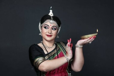 Hint kadın odişu dansçısı Diwali ya da deep avali kutlaması, tapınakta ışık şenliği. Benzin lambasını tutan kadın eller.