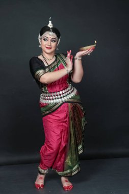 Hint kadın odişu dansçısı Diwali ya da deep avali kutlaması, tapınakta ışık şenliği. Benzin lambasını tutan kadın eller.