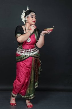 Hint kadın odişu dansçısı Diwali ya da deep avali kutlaması, tapınakta ışık şenliği. Benzin lambasını tutan kadın eller.