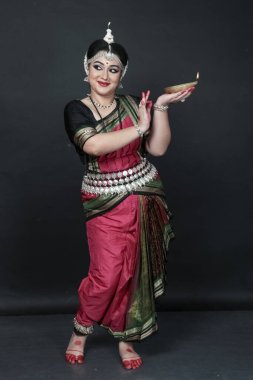 Hint kadın odişu dansçısı Diwali ya da deep avali kutlaması, tapınakta ışık şenliği. Benzin lambasını tutan kadın eller.