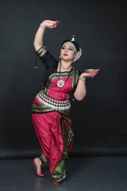 Hint kadın odişu dansçısı Diwali ya da deep avali kutlaması, tapınakta ışık şenliği. Benzin lambasını tutan kadın eller.