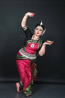 Hint kadın odişu dansçısı Diwali ya da deep avali kutlaması, tapınakta ışık şenliği. Benzin lambasını tutan kadın eller.