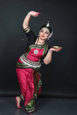 Hint kadın odişu dansçısı Diwali ya da deep avali kutlaması, tapınakta ışık şenliği. Benzin lambasını tutan kadın eller.