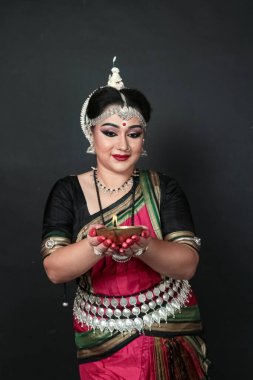 Hint kadın odişu dansçısı Diwali ya da deep avali kutlaması, tapınakta ışık şenliği. Benzin lambasını tutan kadın eller.