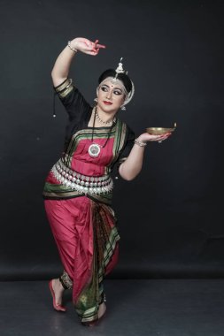 Hint kadın odişu dansçısı Diwali ya da deep avali kutlaması, tapınakta ışık şenliği. Benzin lambasını tutan kadın eller.