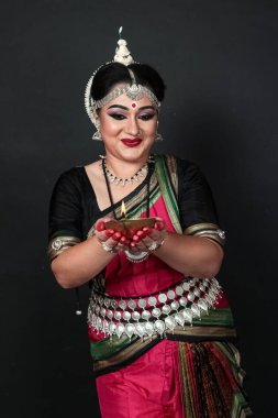 Hint kadın odişu dansçısı Diwali ya da deep avali kutlaması, tapınakta ışık şenliği. Benzin lambasını tutan kadın eller.