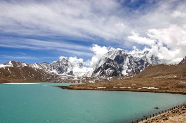 Kuzey Sikkim 'deki Gurudongmar Gölü' nün çarpıcı manzarası. 17800 feet yükseklikteki dünyanın en yüksek irtifa göllerinden biri..