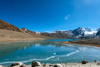 Kuzey Sikkim 'deki Gurudongmar Gölü' nün çarpıcı manzarası. 17800 feet yükseklikteki dünyanın en yüksek irtifa göllerinden biri..
