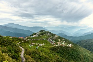 Ormanın içinden geçen güzel bir dağ manzarası..