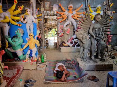 Kolkata, Batı Bengal, Hindistan - 20 Eylül 2019: Bengal 'in en büyük kutlaması için Maa Durga olarak da bilinen Hindu Tanrıça Durga' nın kilden heykelinin yapımı Durga Puja Utsav