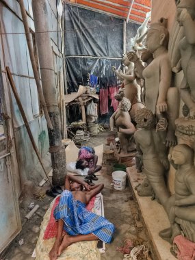 Kolkata, Batı Bengal, Hindistan - 20 Eylül 2019: Bengal 'in en büyük kutlaması için Maa Durga olarak da bilinen Hindu Tanrıça Durga' nın kilden heykelinin yapımı Durga Puja Utsav