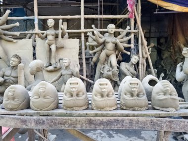 Kolkata, Batı Bengal, Hindistan - 20 Eylül 2019: Bengal 'in en büyük kutlaması için Maa Durga olarak da bilinen Hindu Tanrıça Durga' nın kilden heykelinin yapımı Durga Puja Utsav