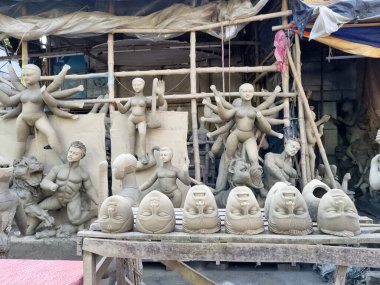 Kolkata, Batı Bengal, Hindistan - 20 Eylül 2019: Bengal 'in en büyük kutlaması için Maa Durga olarak da bilinen Hindu Tanrıça Durga' nın kilden heykelinin yapımı Durga Puja Utsav