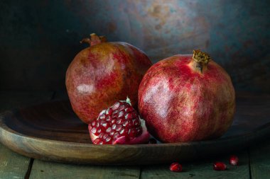 Nar tohumları taze olgun ahşap arka plan karanlık bağlar hala canlı kırmızı vitaminler ahşap tabaklar tatlı