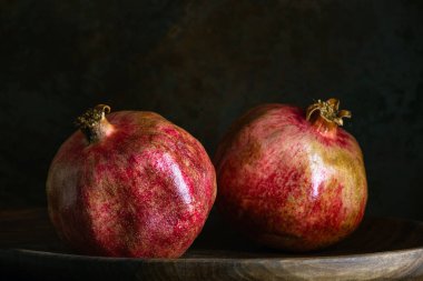 Nar tohumları taze olgun ahşap arka plan karanlık bağlar hala canlı kırmızı vitaminler ahşap tabaklar tatlı