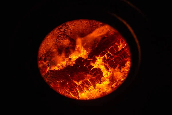 暖炉の薪熱エネルギーヒープ密接に 赤と黄色 黒の背景炎の夜 ライトの間に燃料点で熱エネルギーキャンプファイヤーサークル — ストック写真