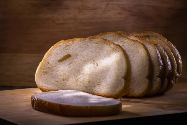 Смажені Скибочки Свіжоспеченого Шматочка Білого Хліба Рубаній Дошці Легкого Живопису — стокове фото