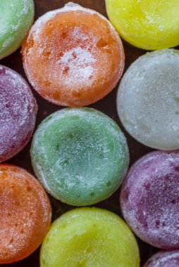 Renkli tatlı kaynamış tatlılar, şekerler, beyaz üzerine şeker, siyah arka plan, sert şeker