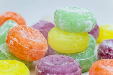 Renkli tatlı kaynamış tatlılar, şekerler, beyaz üzerine şeker, siyah arka plan, sert şeker