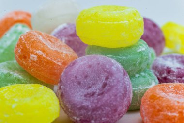 Renkli tatlı kaynamış tatlılar, şekerler, beyaz üzerine şeker, siyah arka plan, sert şeker