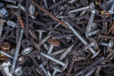 Demir çivilerin arka planı çelik metal desen makrosu vidalıyor donanımı kapatıyor eski paslı Top View.