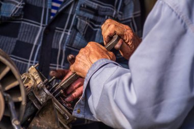 Tamirhanedeki paslı araba motoru üzerinde çalışan iki yaşlı adam. Tamir servisi kirli elleri buruşuk mavi giysileri... -... vites sökücü anahtarı ev.