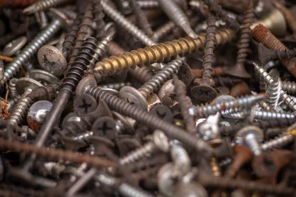 Demir çivilerin arka planı çelik metal desen makrosu vidalıyor donanımı kapatıyor eski paslı Top View.