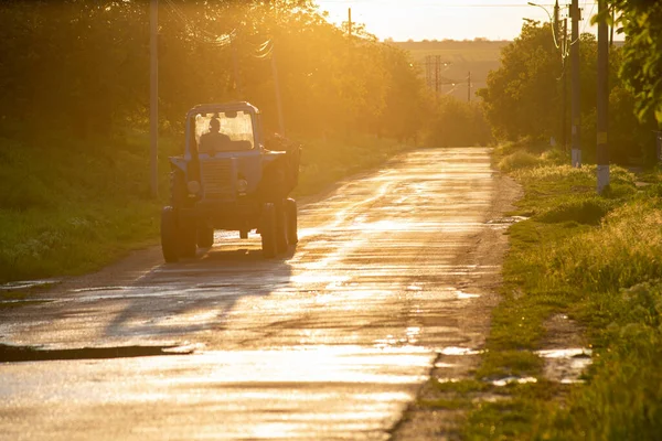 Scènes Rurales Travaux Agricoles Avec Tracteurs Conduisant Des Promenades Rue — Photo