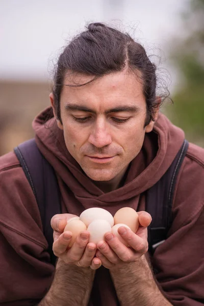 Pria Muda Yang Bahagia Potret Petani Menggenggam Telur Ayam Segar — Stok Foto