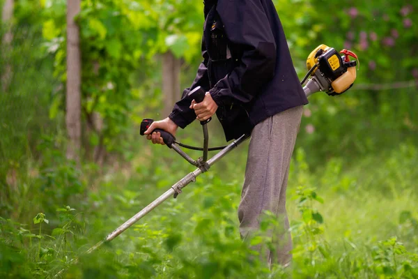 Tukang Kebun Kaukasia Pekerja Manusia Pemotong Rumput Manual Weed Cutter — Stok Foto