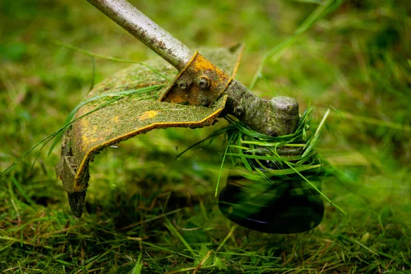 Tukang Kebun Kaukasia Pekerja Manusia Pemotong Rumput Manual Weed Cutter — Stok Foto