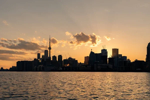 Die Skyline Der Größten Stadt Kanadas Der Abenddämmerung Aufgenommen Von Stockfoto