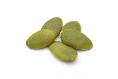 Beyaz arkaplanda kabak tohumları 