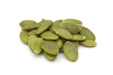 Beyaz arkaplanda kabak tohumları 