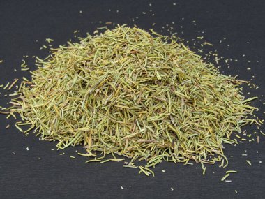 Siyah arkaplanda kurumuş biberiye yaprakları 