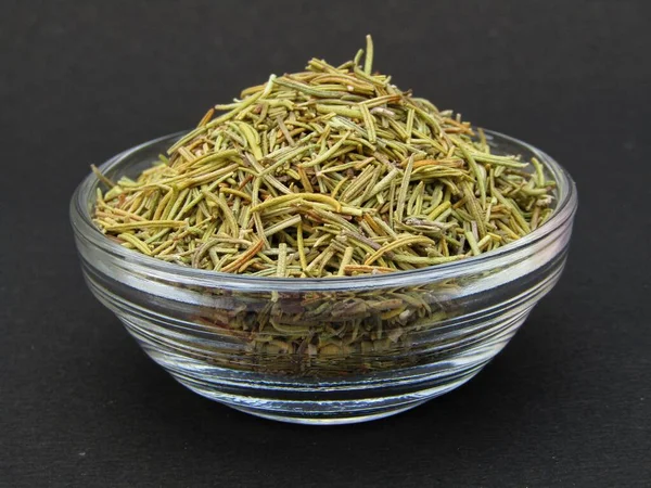 Kurutulmuş biberiye yaprağı bir kase 