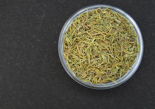 Kurutulmuş biberiye yaprağı bir kase 