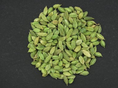 Siyah arkaplan görünümlü yeşil kakule 